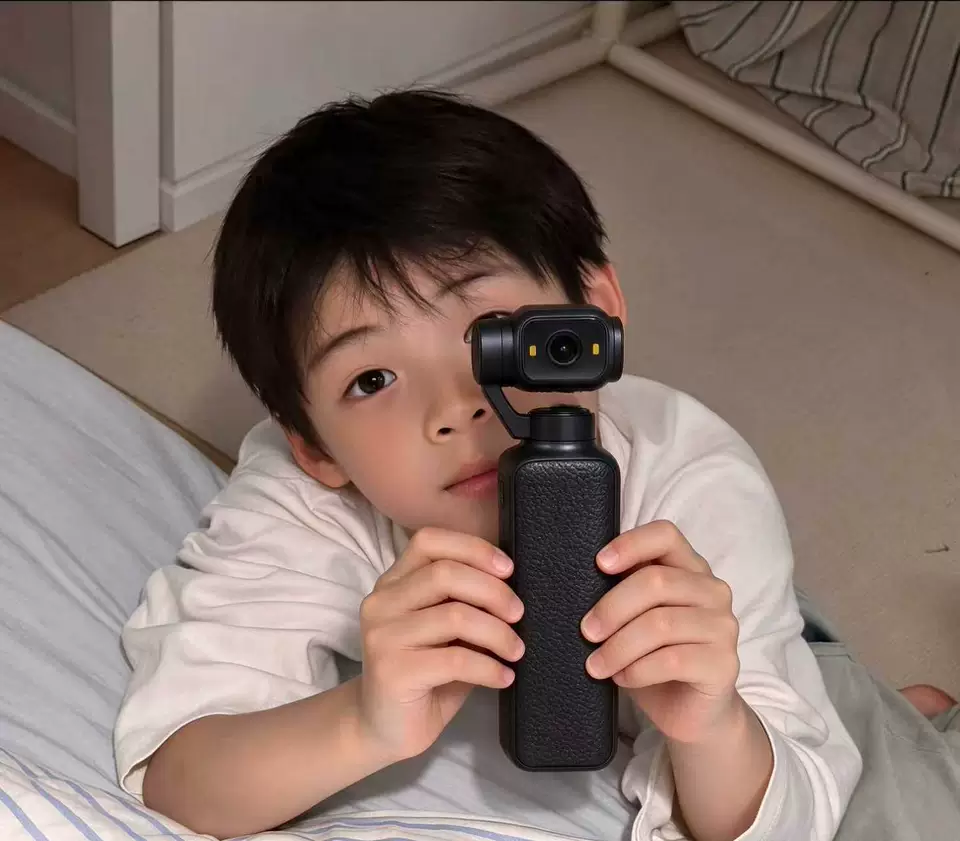 4K 고화질 액션캠 브이로그 카메라 180도 회전 렌즈 손떨림 보정 휴대용 캠코더 + 64G 메모리 확장 가능 photo review